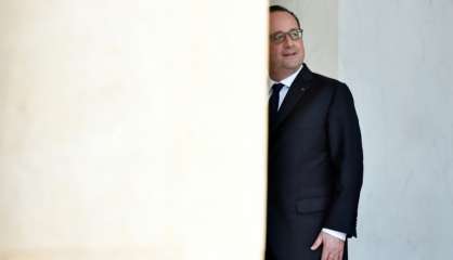 Hollande, plus que jamais en campagne, confirme des baisses d'impôt en 2017