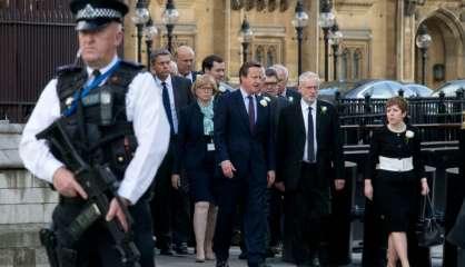 Le parlement rend hommage à Jo Cox, défection dans le camp du Brexit 