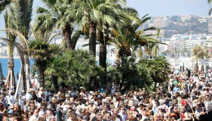 Valls hué à son départ de la Promenade des Anglais