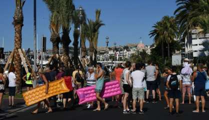 Sur la Promenade des Anglais, le deuil, les larmes et la vie malgré tout