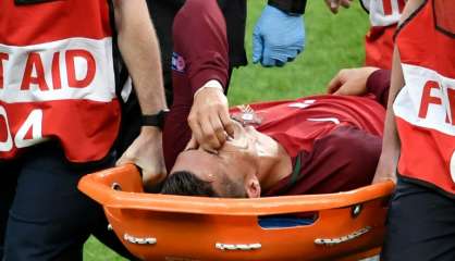 Euro-2016: Cristiano Ronaldo, blessé, sort en pleurs sur une civière