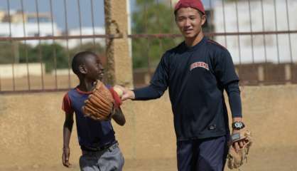 Au Sénégal, des enfants apprennent le base-ball américain avec un Japonais