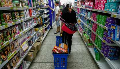 Des dizaines de milliers de Vénézuéliens entrent en Colombie pour faire leurs courses