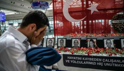 L'aéroport d'Istanbul, entre voyageurs curieux et Turcs désabusés