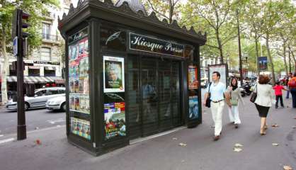 Des Parisiens à la rescousse de leurs kiosques à journaux