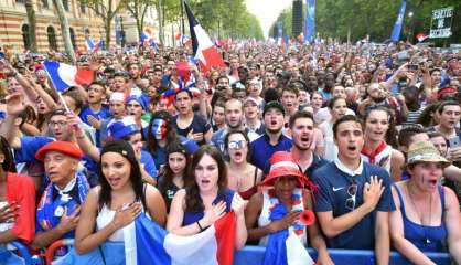 Euro-2016: bleu-blanc-rouge au coeur, la France prie pour la victoire