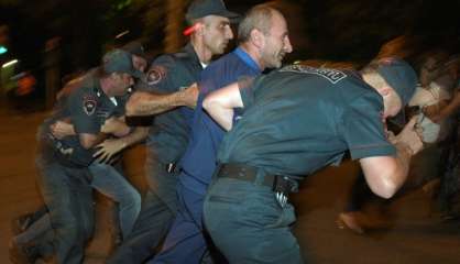 Arménie: un policier tué par des opposants retranchés