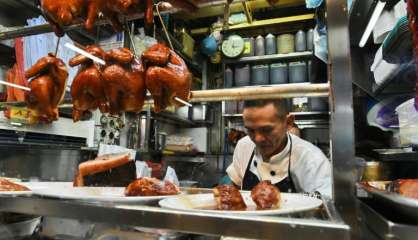 A Singapour, le Michelin sacre la restauration de rue, et Joël Robuchon