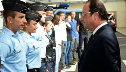 Hollande officialise la constitution d'une Garde nationale