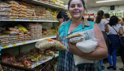 Face à la pénurie, des Vénézuéliens se ruent en Colombie pour s'approvisionner