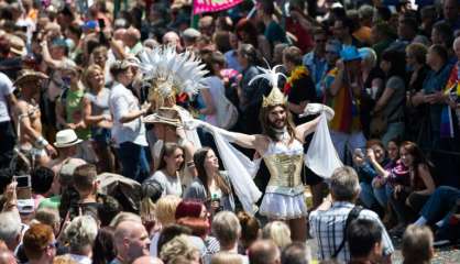 Des centaines de milliers de personnes à la Gay Pride de Cologne marquée par Orlando