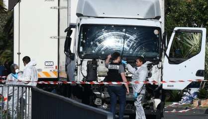 Un motard a tenté d'arrêter le camion qui fonçait sur la foule