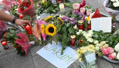 Bougies, fleurs et larmes après la tuerie de Munich