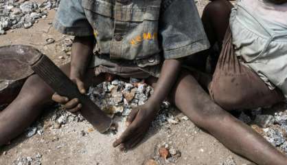 Burkina: une enfance à casser des cailloux dans les mines de granit