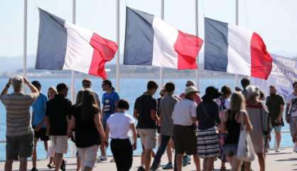 Nice: recueillement sur la Promenade des Anglais avant sa réouverture