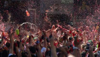 Espagne: les fêtes taurines débutent par une bataille au vin rouge