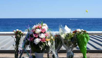 Attentat de Nice: rassemblement en blanc pour un hommage aux victimes 