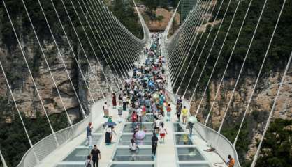 Chine: le pont en verre le plus long du monde ouvre au public