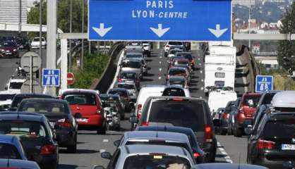 Jusqu'à 470 km de bouchons sur les routes et dans la chaleur