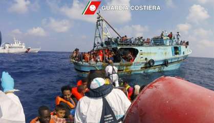 Migrants: nouveaux secours après une journée record en Méditerranée