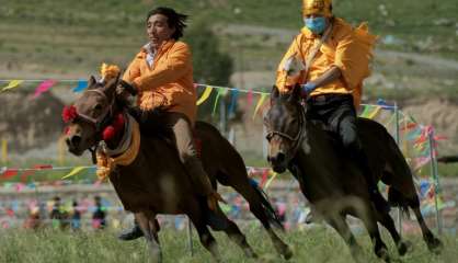 Tibet: derrière les prouesses des cavaliers, la modernité grignote les traditions