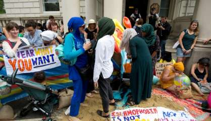 A Londres matelas et sable pour dénoncer l'interdiction du burkini en France