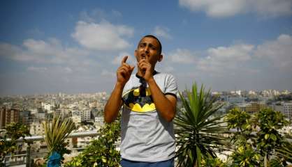 A Gaza, Adel Mechoukhi chante les chats et la lessive contre la déprime