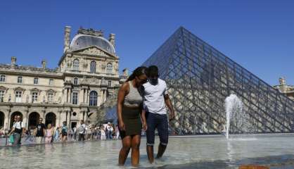 Canicule: les Français rasent les murs et boivent de l'eau