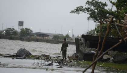 Earl s'essouffle, retombe dans la catégorie tempête tropicale