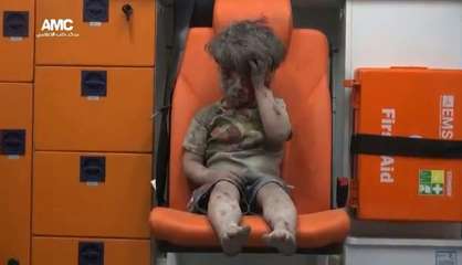 Syrie: Alep bombardée, les images d'un enfant blessé font le tour du monde