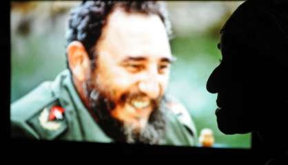 Cuba: à 90 ans, Fidel Castro se montre et s'en prend aux Etats-Unis