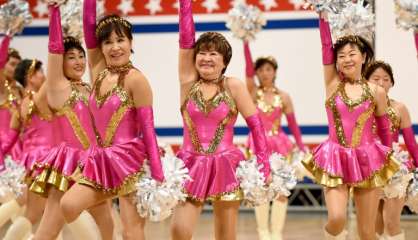 Au Japon, les pom-pom girls du troisième âge applaudies à tout rompre