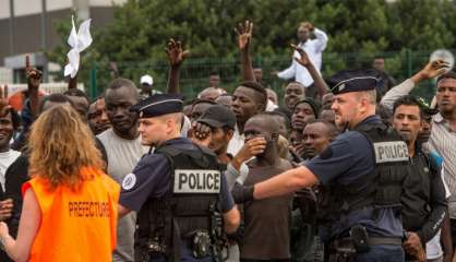 Migrants: à Calais, la déchirante sélection pour partir vers les centres d'accueil