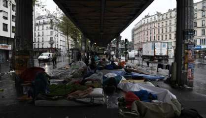 A Paris, un campement de migrants qui grossit dans le fracas du métro 