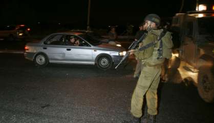 Deux Palestiniens commettent une attaque contre un arrêt de bus, l'un d'eux abattu 