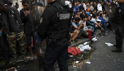 Campement de migrants à Paris: près de 2.100 personnes évacuées