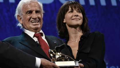 Honoré à Venise, Jean-Paul Belmondo regarde 