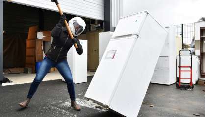 Casser un frigo à coups de masse... pour se débarasser de ses tracas du quotidien 