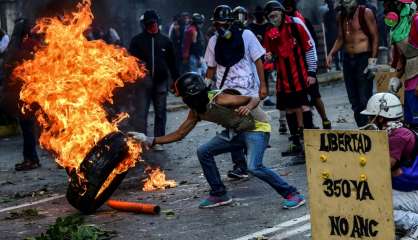 Le Venezuela toujours en grève contre Maduro, le bilan s'alourdit