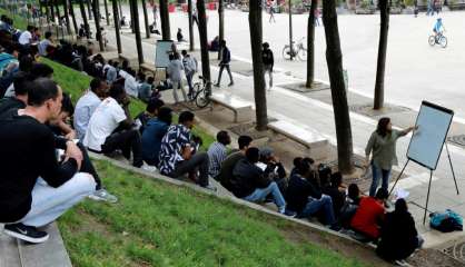 Au bassin de la Villette à Paris, des cours de français en plein air pour migrants