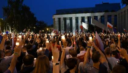 Une mer de bougies en Pologne pour défendre les tribunaux