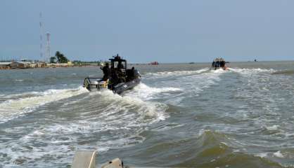 Cameroun: un navire de l'armée chavire en mer, 