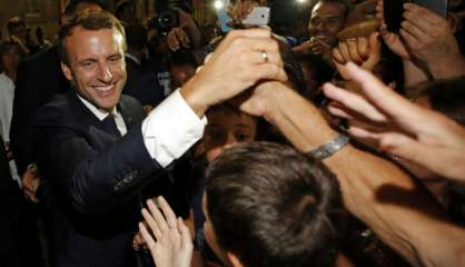 En baisse de popularité, Macron maintient le cap