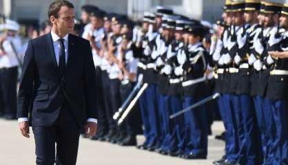 Macron multiplie les hommages aux armées, seul budget qui augmentera en 2018