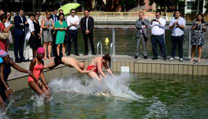 Paris: la baignade dans le bassin de La Villette inaugurée par Hidalgo