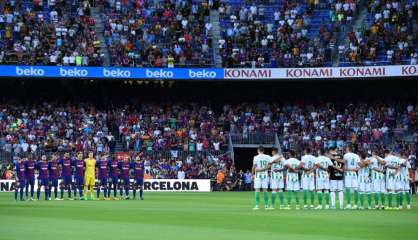 Espagne: le Camp Nou se recueille pour les victimes des attentats