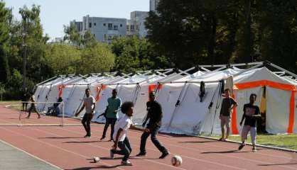 Paris: un camp sous toile pour les migrants évacués de La Chapelle