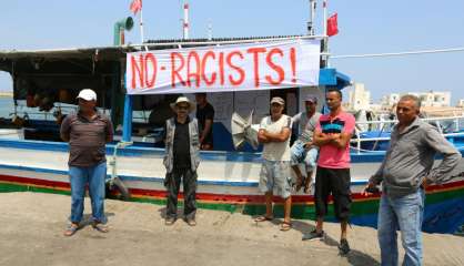 Un navire d'extrême droite anti-migrants navigue au large de la Tunisie 