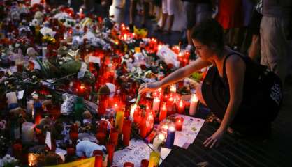 Tendresse et unité au coeur de Barcelone, meurtrie par l'attentat