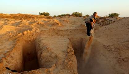 En Tunisie, un homme donne une sépulture aux migrants morts en mer